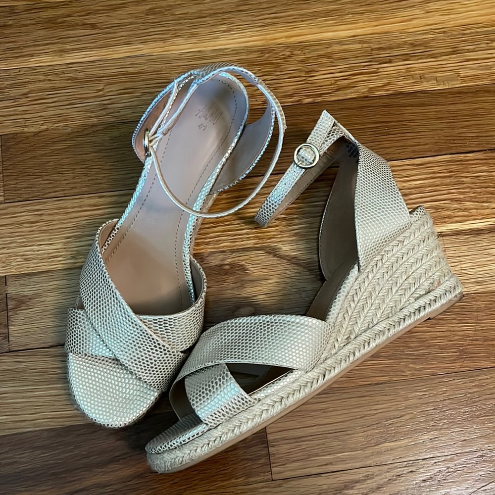 Espadrille wedge sandals Women’s 41 or 9 1/2 size gold tone straps Excellent ❤️